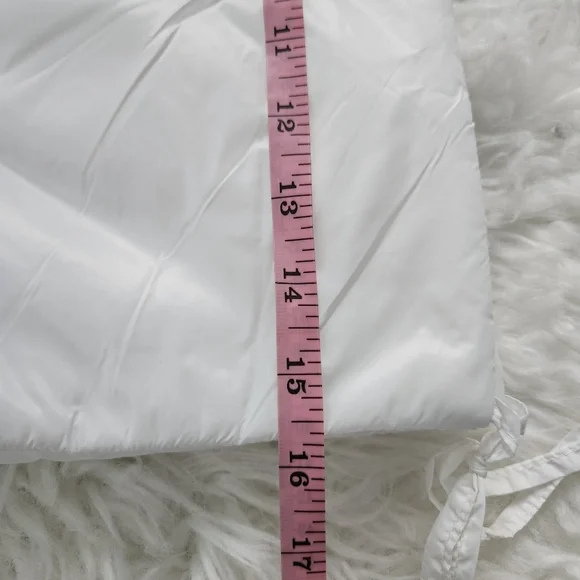 Daisy Crop Zip Up Puffer Vest. Size Medium. New. Open sides that tie. - Picture 5 of 7